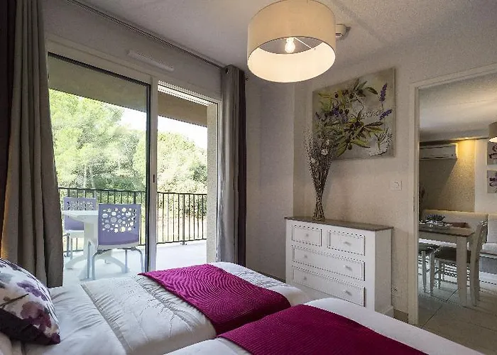 Hotel apartamentowy Residhotel Pont Du Gard